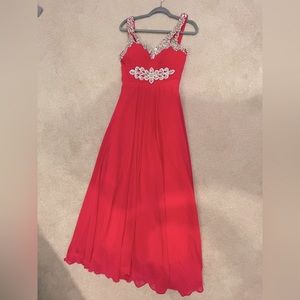 Long, chiffon, sleeveless hot pink dress. Sizing reference: 5’7” HT / 115lbs WT